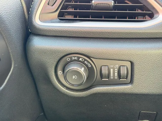 Chrysler Pacifica photo 18