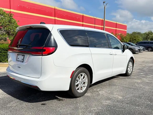 Chrysler Pacifica photo 6