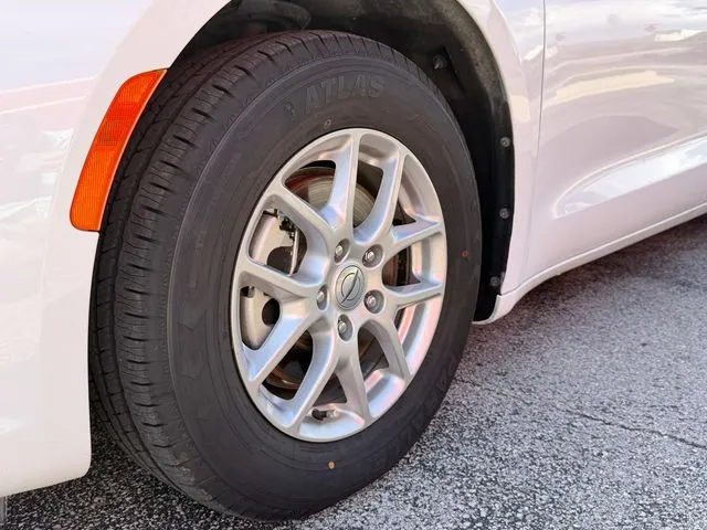 Chrysler Pacifica photo 46