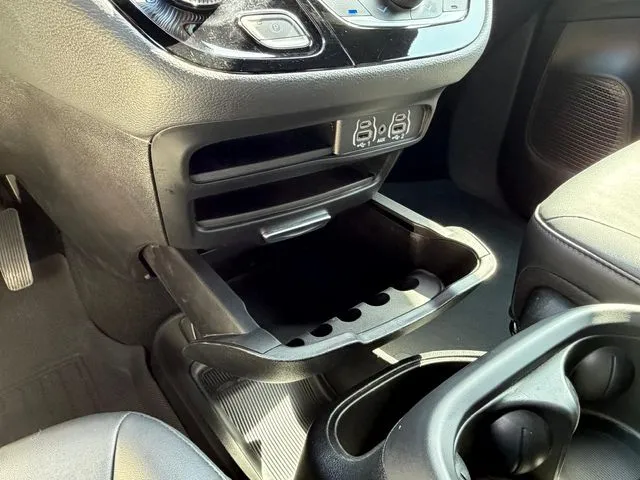 Chrysler Pacifica photo 28