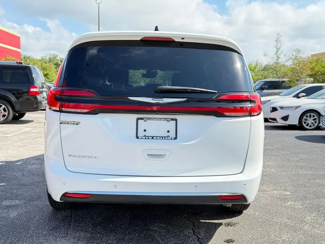 Chrysler Pacifica photo 8