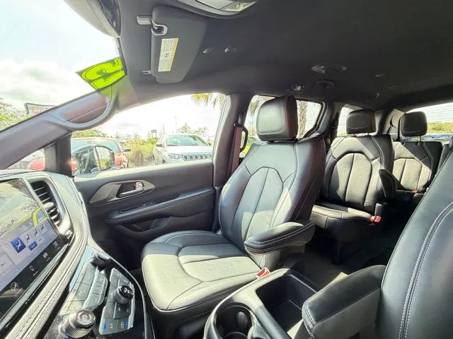 Chrysler Pacifica photo 29