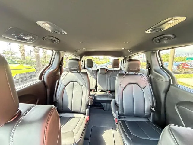 Chrysler Pacifica photo 32