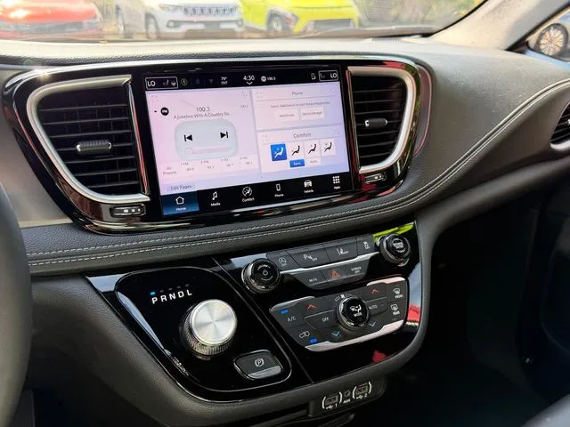 Chrysler Pacifica photo 22