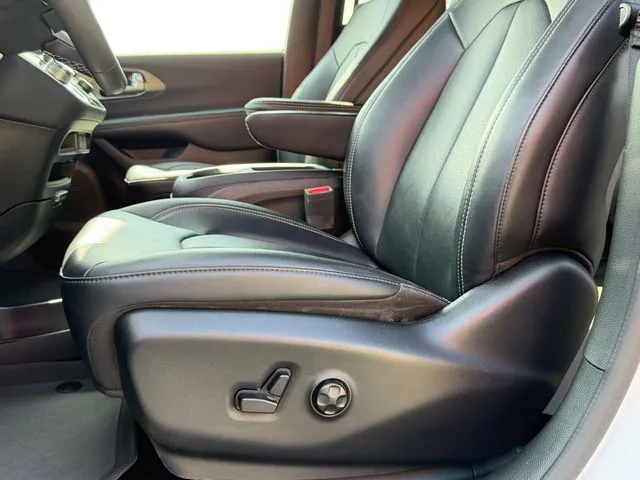 Chrysler Pacifica photo 31