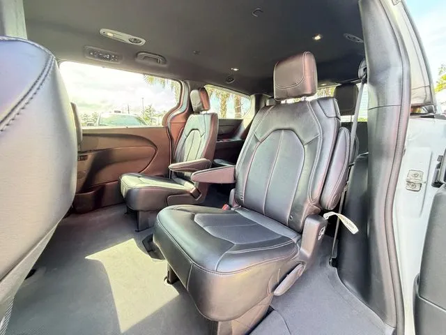 Chrysler Pacifica photo 33