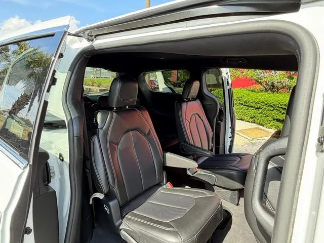 Chrysler Pacifica photo 43