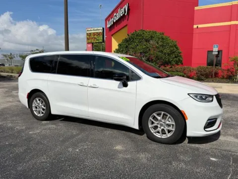White 2025 Chrysler Pacifica Select for sale in Jacksonville, FL