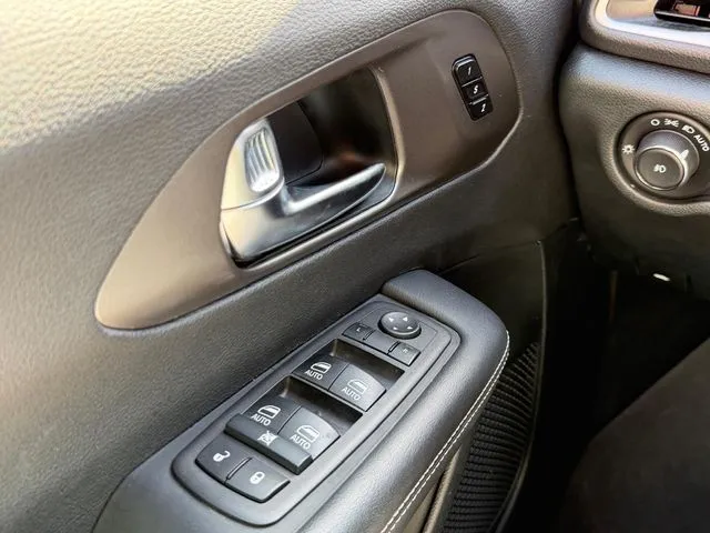 Chrysler Pacifica photo 16