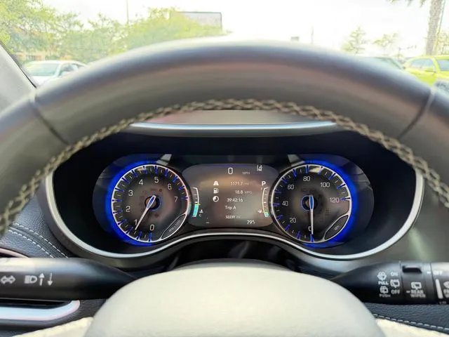 Chrysler Pacifica photo 10