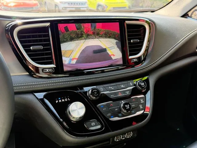 Chrysler Pacifica photo 23