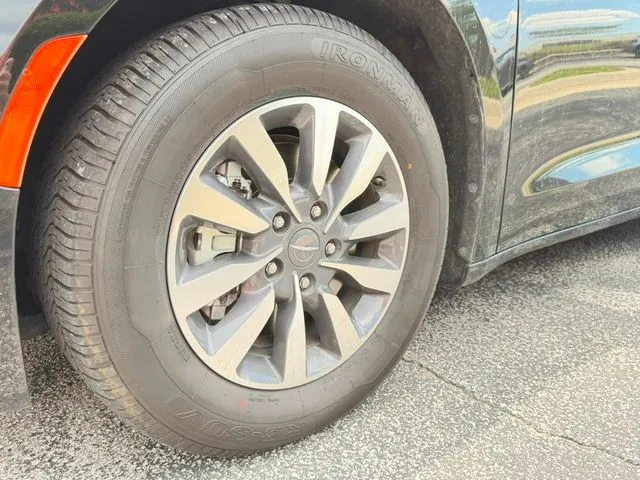 Chrysler Pacifica photo 34