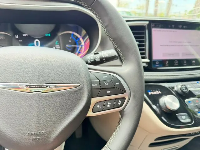 Chrysler Pacifica photo 18