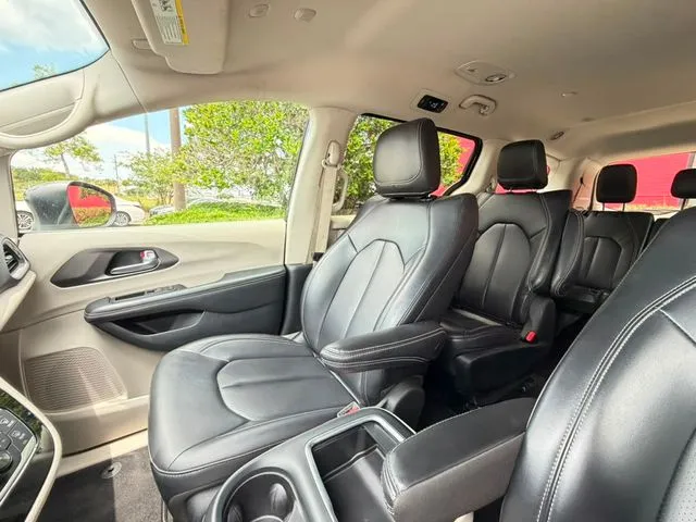 Chrysler Pacifica photo 26