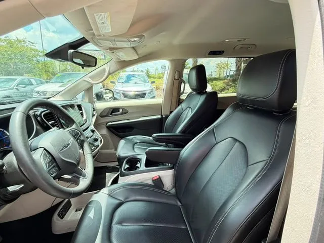 Chrysler Pacifica photo 20