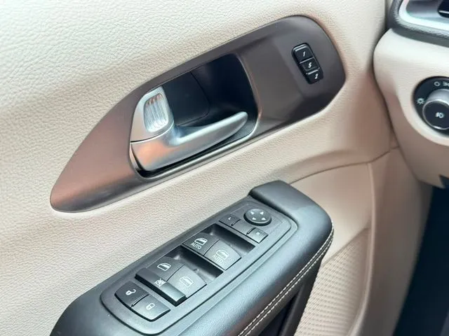 Chrysler Pacifica photo 14
