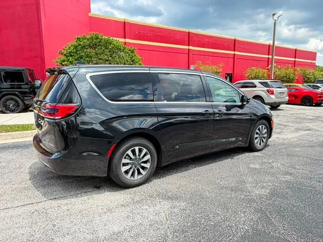 Chrysler Pacifica photo 6