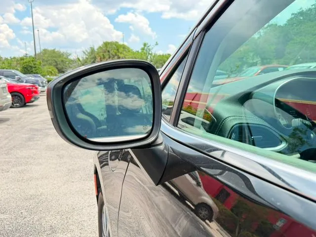 Chrysler Pacifica photo 32
