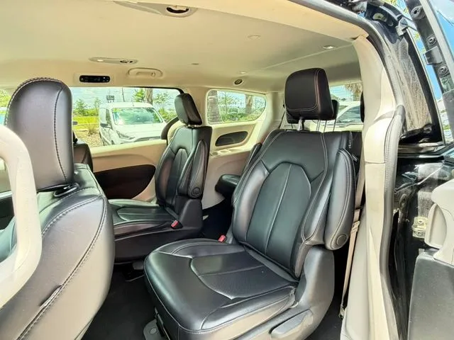 Chrysler Pacifica photo 28