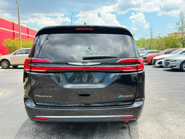 Chrysler Pacifica photo 8
