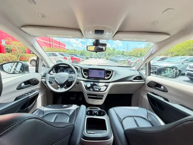Chrysler Pacifica photo 29