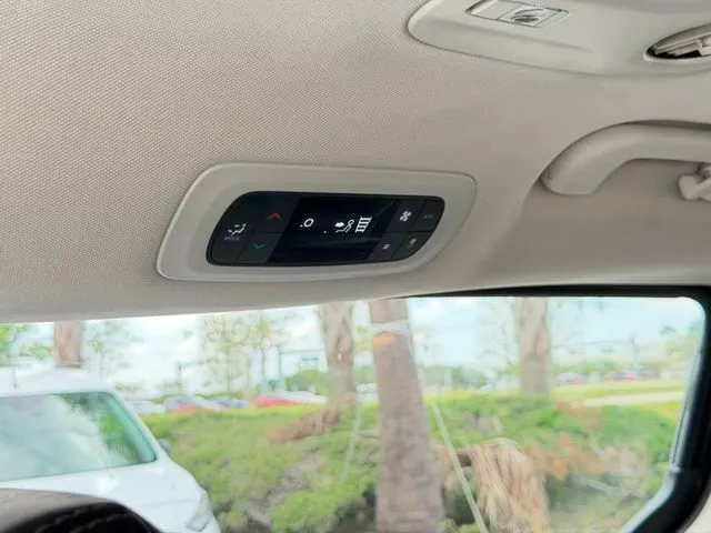 Chrysler Pacifica photo 31