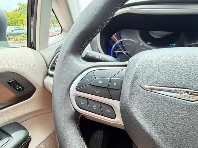 Chrysler Pacifica photo 16