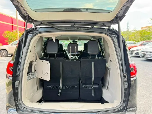 Chrysler Pacifica photo 9