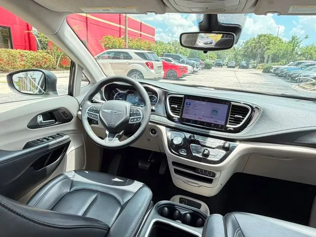 Chrysler Pacifica photo 11