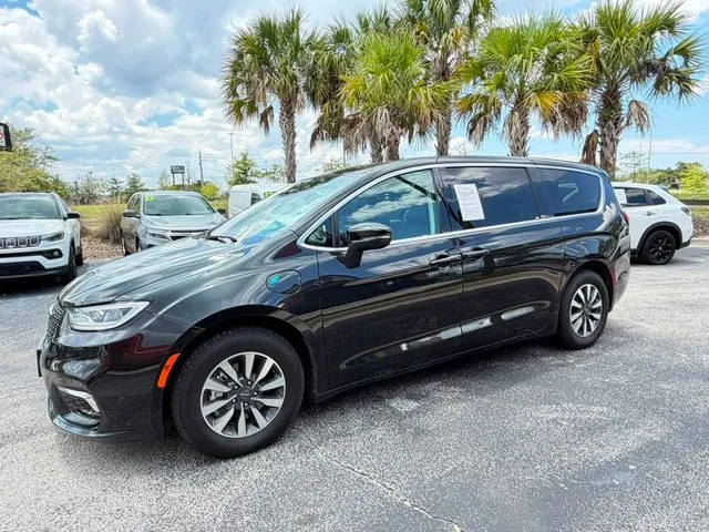 Chrysler Pacifica photo 3