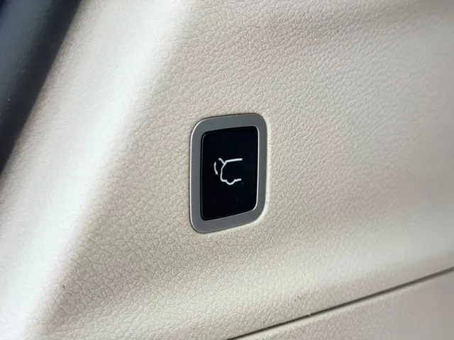 Chrysler Pacifica photo 10
