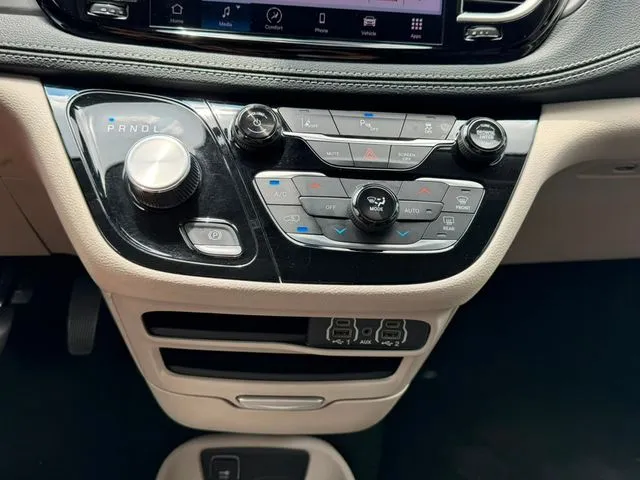 Chrysler Pacifica photo 22