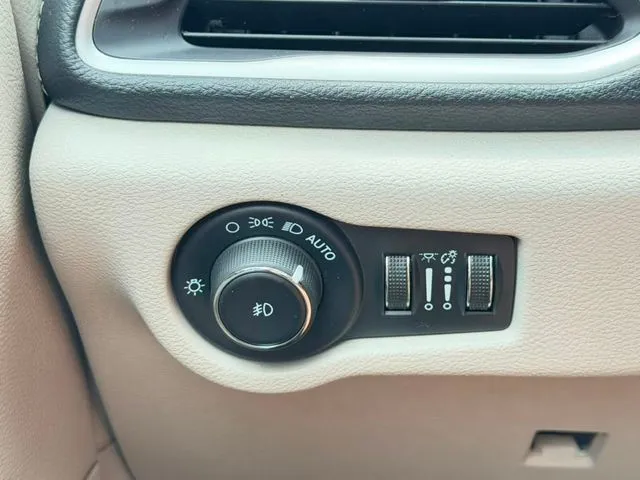 Chrysler Pacifica photo 15
