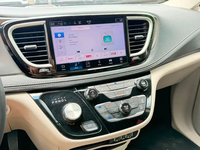 Chrysler Pacifica photo 24
