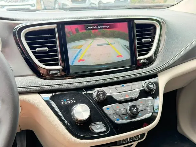 Chrysler Pacifica photo 23