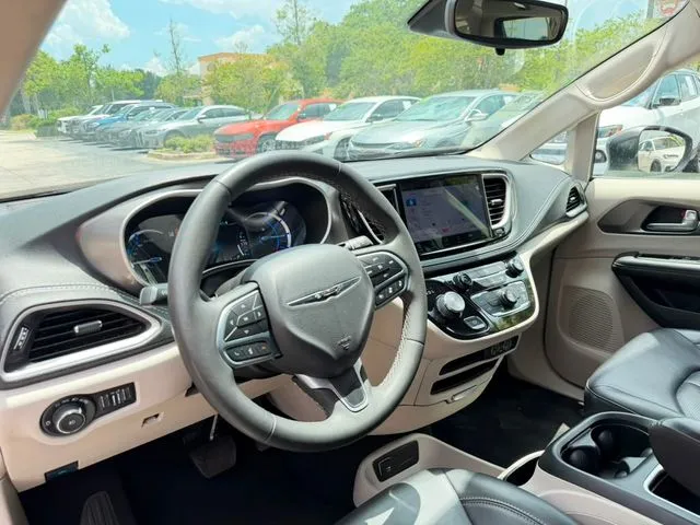 Chrysler Pacifica photo 25