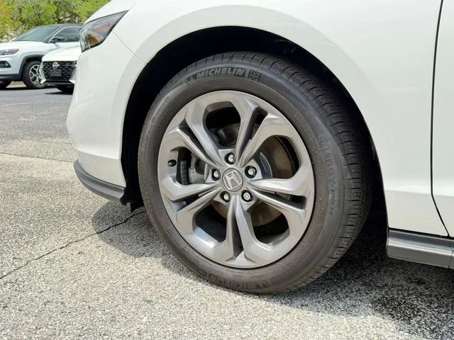 Honda Accord photo 11