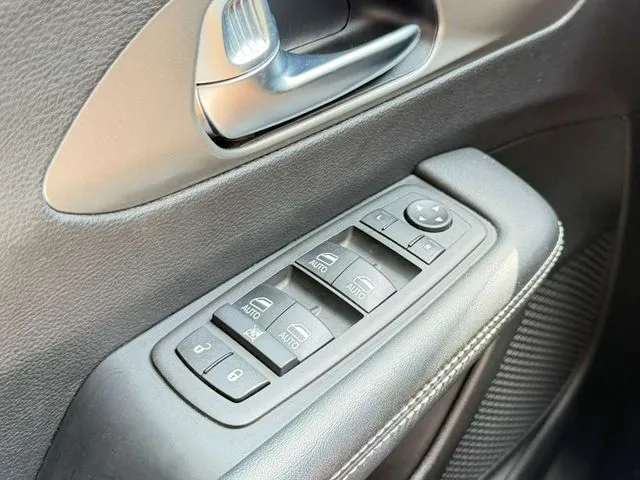 2025 Chrysler Pacifica Select - Photo 15
