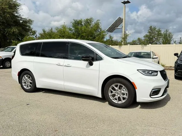 2025 Chrysler Pacifica Select's photo