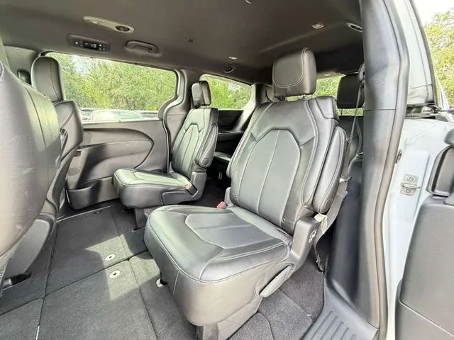 2025 Chrysler Pacifica Select - Photo 31
