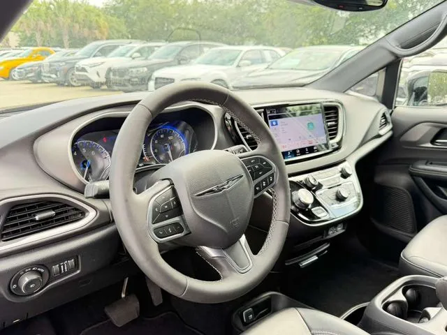 2025 Chrysler Pacifica Select - Photo 18