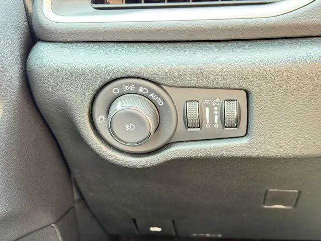 2025 Chrysler Pacifica Select - Photo 17