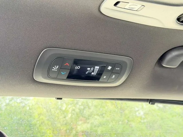 2025 Chrysler Pacifica Select - Photo 32