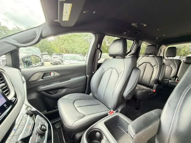 2025 Chrysler Pacifica Select - Photo 29