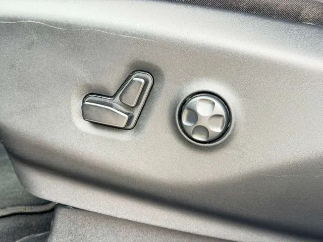 2025 Chrysler Pacifica Select - Photo 28