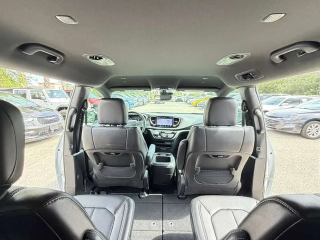 2025 Chrysler Pacifica Select - Photo 35