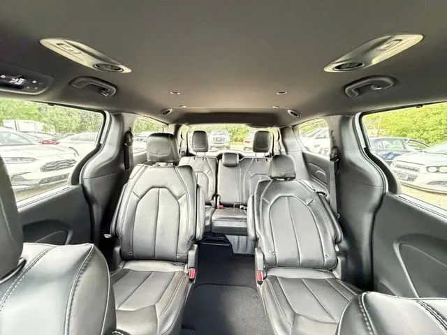 2025 Chrysler Pacifica Select - Photo 30