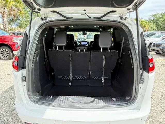 2025 Chrysler Pacifica Select - Photo 9