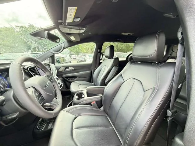 2025 Chrysler Pacifica Select - Photo 27