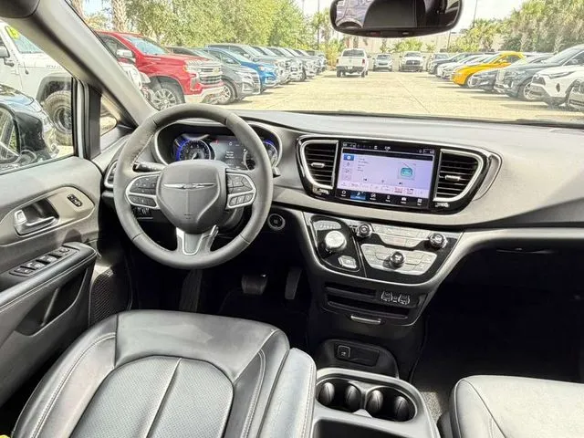 2025 Chrysler Pacifica Select - Photo 26